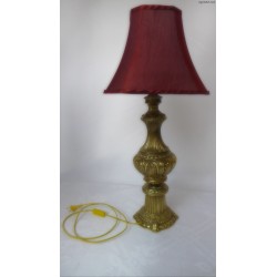 Mosiężna lampa z czerwonym abażurem