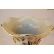 Ceramiczny wazon w mosiężnej podstawie