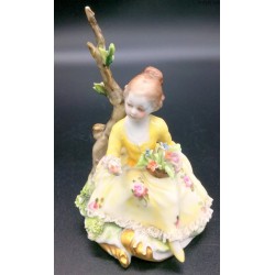 Capodimonte figurka dziewczyny w żółtej sukni